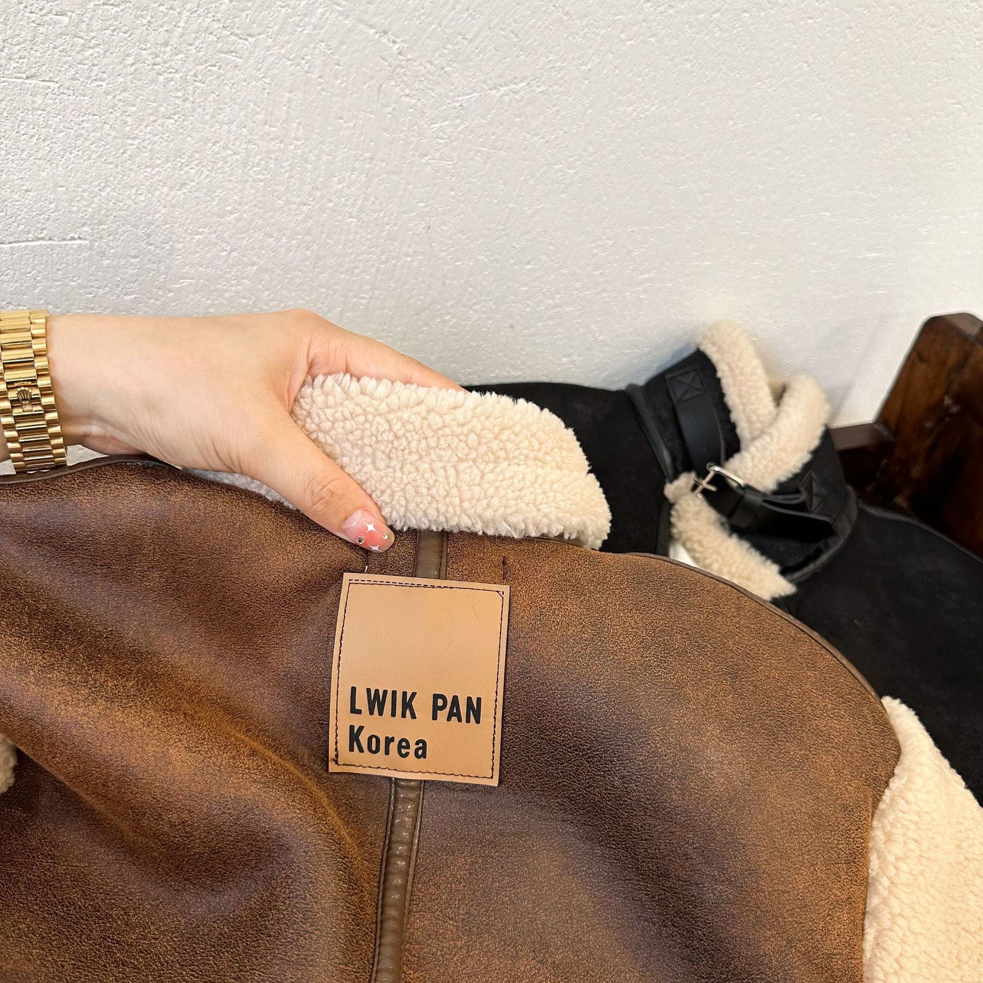 袖のボアと身頃コットン生地の切り替えが分かる横向きのディテール画像
