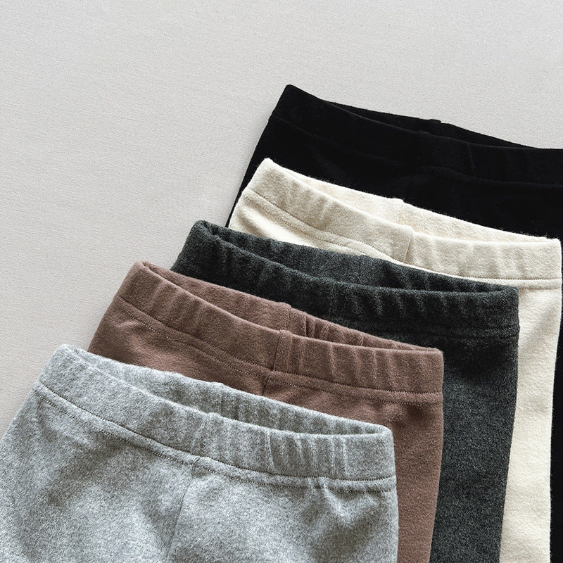 カラーバリエーションが並んだブラック・グレー・ベージュ・ブラウンのキッズパンツ
