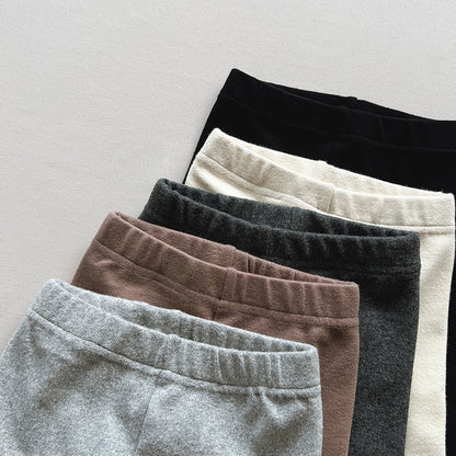 カラーバリエーションが並んだブラック・グレー・ベージュ・ブラウンのキッズパンツ
