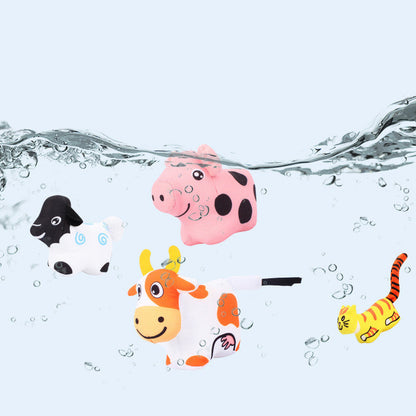 水に浮かぶ牛やブタなどのアニマルベビートイと一緒に水遊びを楽しむ赤ちゃん向けファームおもちゃセット

