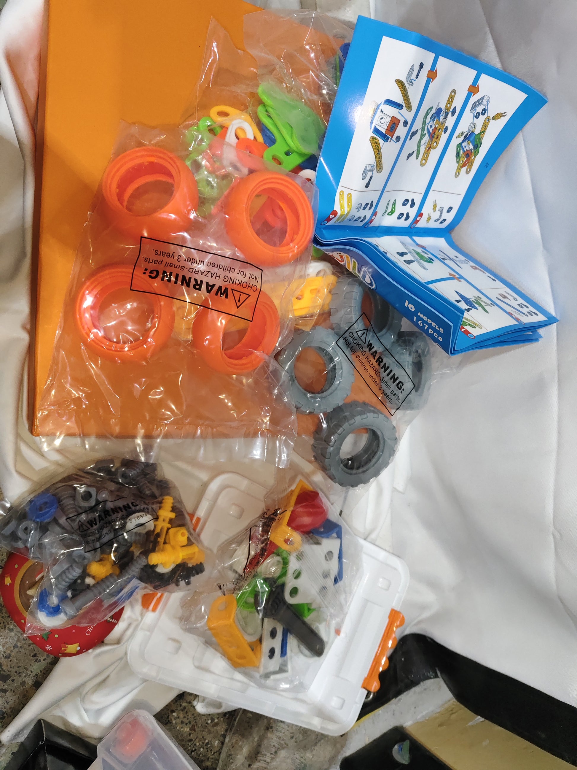 タイヤやコネクタなど主要パーツが分かる実物写真 組み立てブロック
