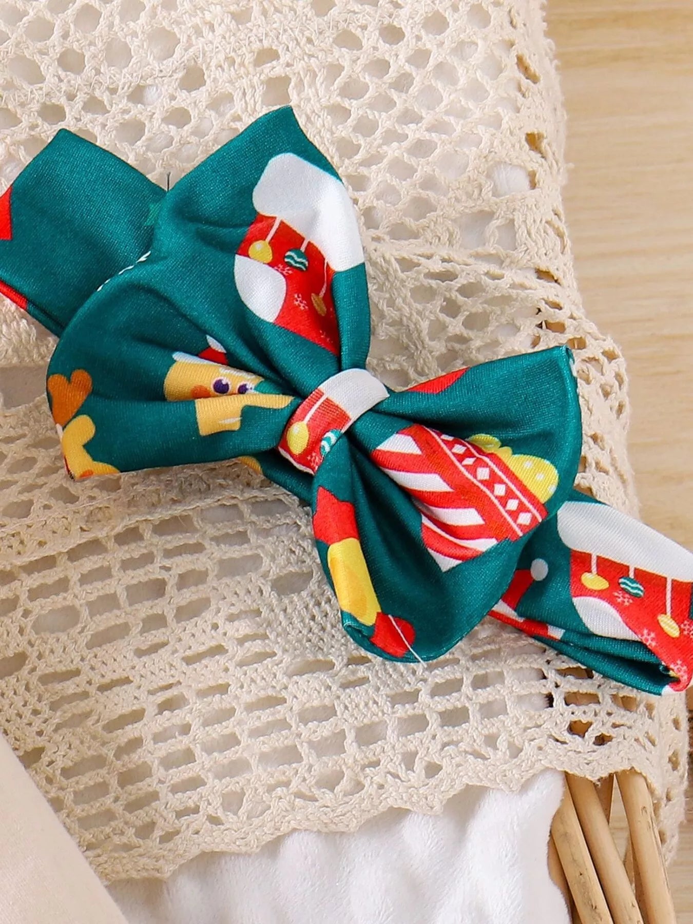 クリスマス柄リボンプリントのベビー用ヘアバンドリボン部分クローズアップ
