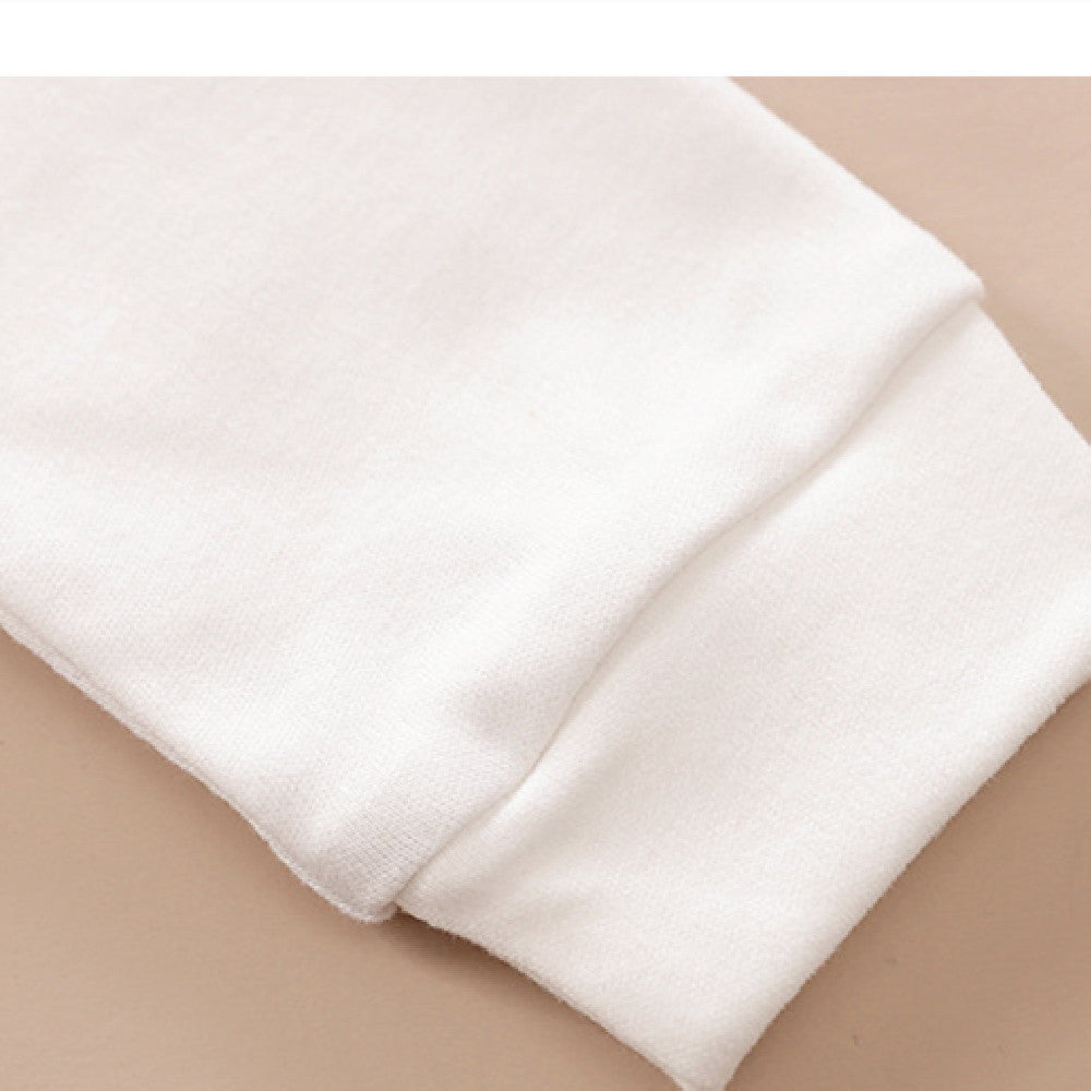 やわらかなコットン生地とリブ仕様の袖口が分かるホワイト長袖ロンパースの袖アップ
