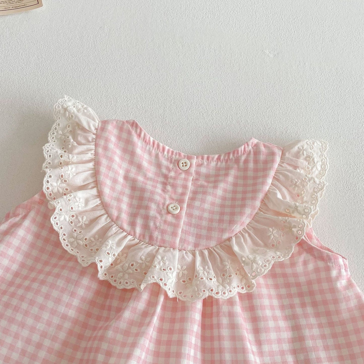 やさしいギンガムチェックとレース襟が上品に映える 女の子ノースリーブセットアップ リボン付きドールトップス＋ワイドパンツ コットン チェリーピンク 1〜6歳
