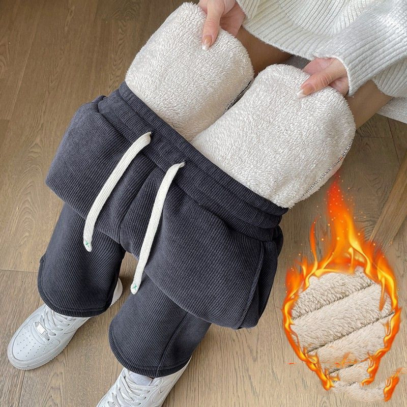 コーデュロイと裏起毛の素材感が伝わるディテールイメージ
