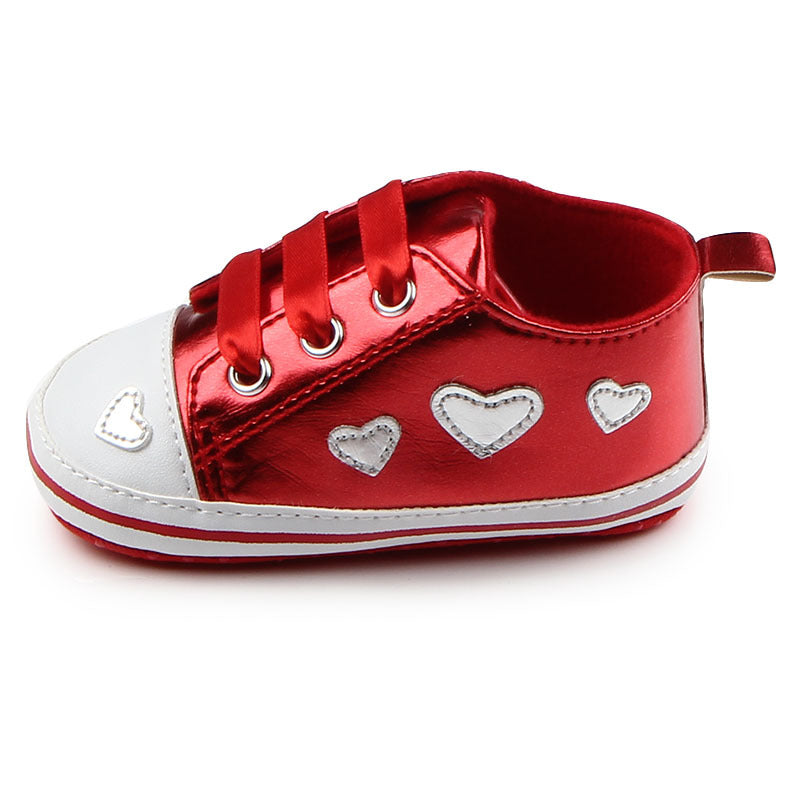 レッドカラーのベビーPUレザーシューズを上から撮影した写真

