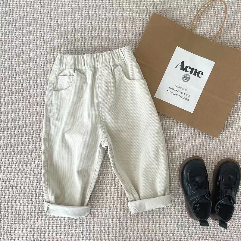 パンツ裾ロールアップのスタイル
