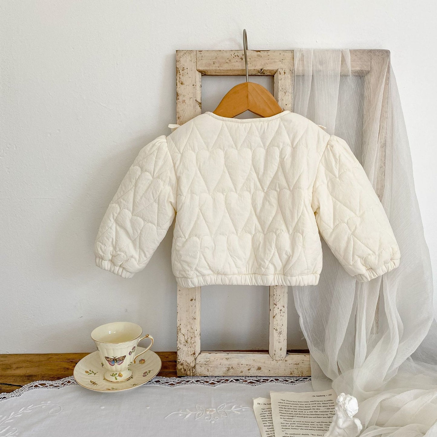 袖口のキルティングとステッチが見えるベビーアウターの拡大写真
