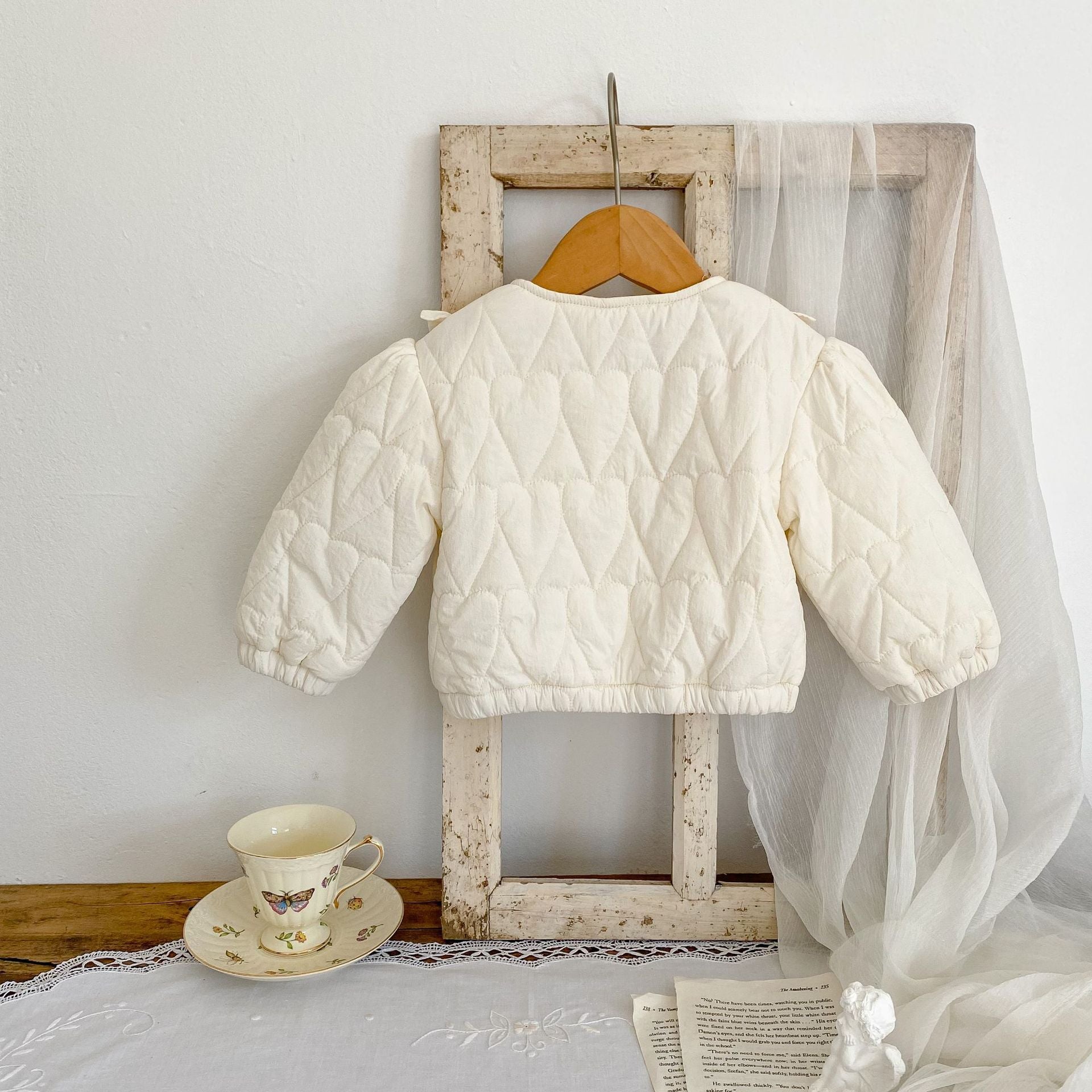 袖口のキルティングとステッチが見えるベビーアウターの拡大写真
