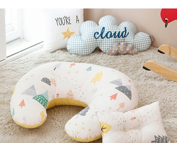 お座り練習中の赤ちゃんをU字型クッションで周囲から支えて活用  
