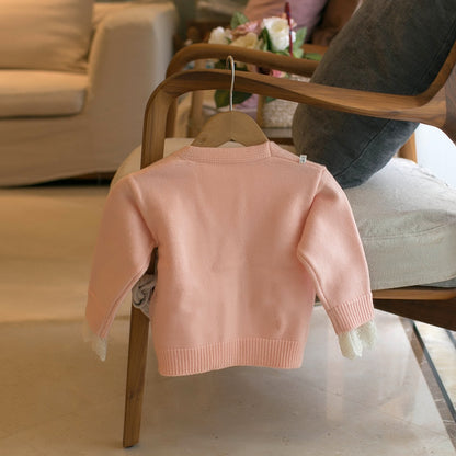 カーキカラーの花付きベビーセーター
