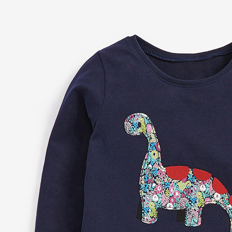 ネイビー長袖Tシャツ胸元の花柄ダイナソープリントを大きく写したクローズアップ
