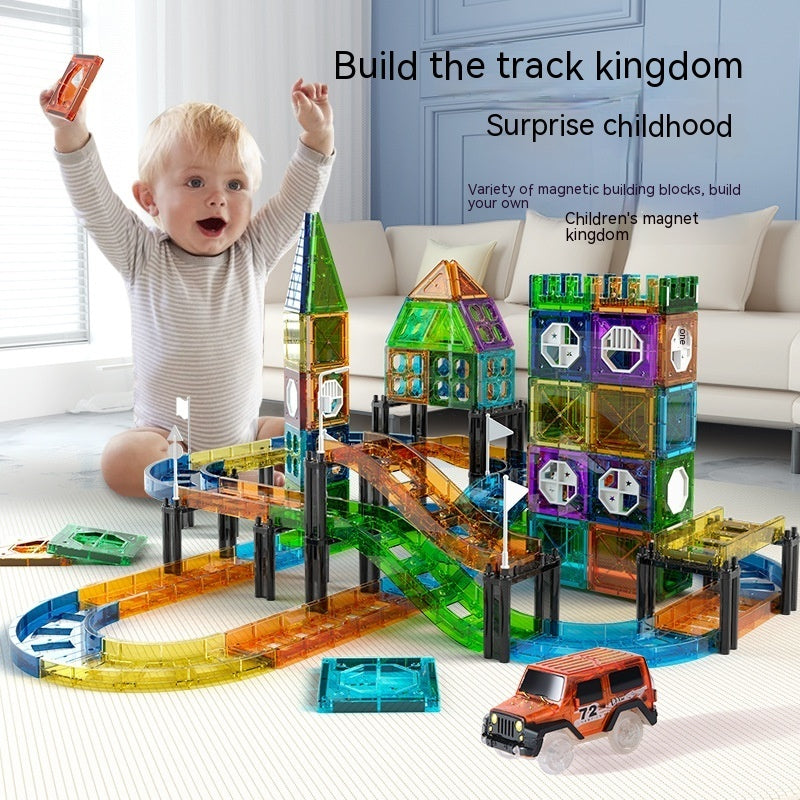 カラフルな窓付きマグネットブロックとレールで組み立てた大きなトラックコースと遊ぶ子ども
