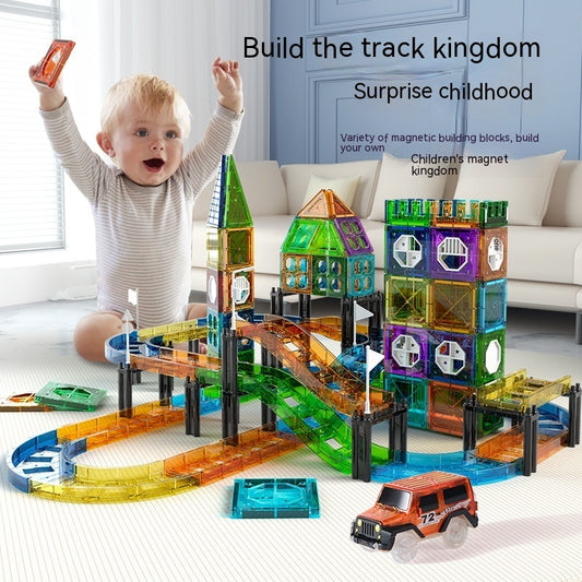 カラフルな窓付きマグネットブロックとレールで組み立てた大きなトラックコースと遊ぶ子ども
