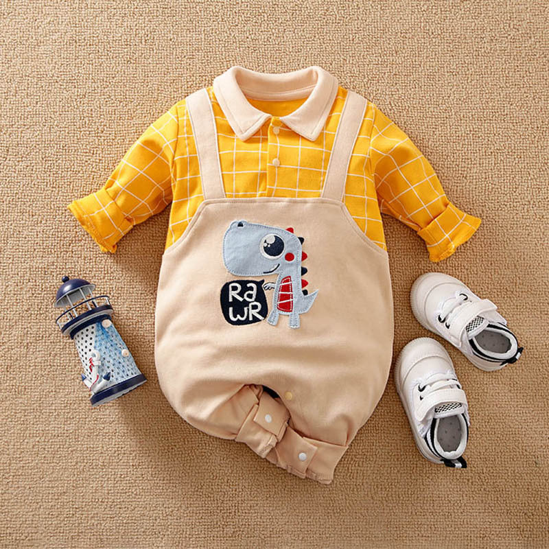 黄色チェックシャツとベージュオーバーオール風ベビーロンパースを合わせたベビーコーデ
