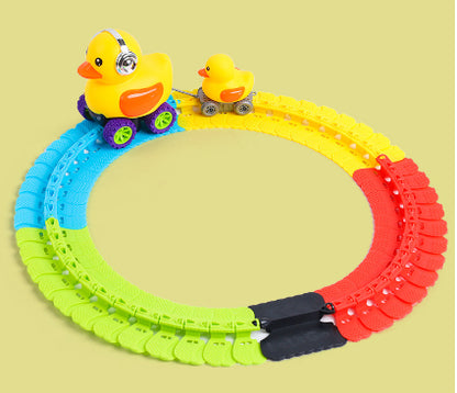 大きな黄色いアヒルカーが緑と青のカラフルトラックで円形コースを走っているイメージ
