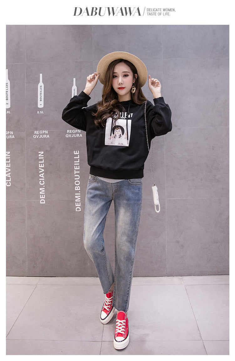 正面シルエットがわかるマタニティデニムパンツの着用イメージ
