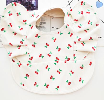 白地レッドチェリー柄 防水PUレザーお食事ビブ ウィング型カバー（食べこぼし対策）
