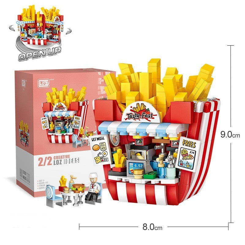 ポテトフライをモチーフにしたスナックショップ風ミニブロックセット。赤白ストライプの大型ポテトボックス型ファサード、調理カウンター、メニュー看板、ドリンクマシン、フライパンパーツ、店員と子供フィギュア付き。幅8.0cm×高さ9.0cmのコンパクトサイズで、創造力と手先の発達を促す知育ビルディングトイ。
