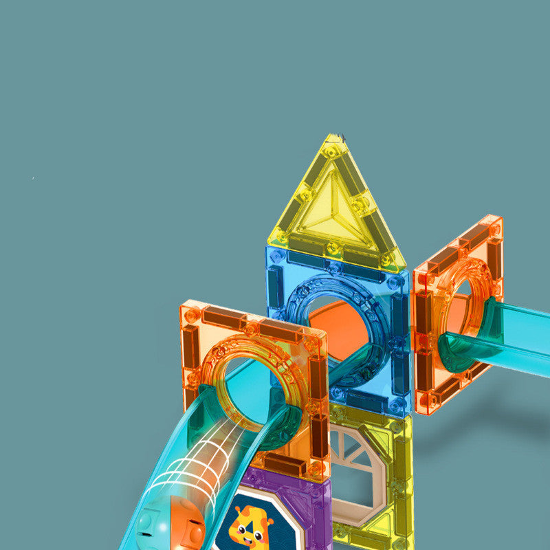 透明色パネルの磁気ブロックを組み立てる様子
