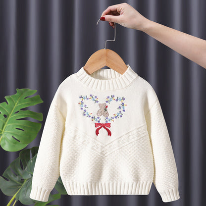 立体ハートモチーフが並んだ子ども用長袖ニットセーター前面デザイン
