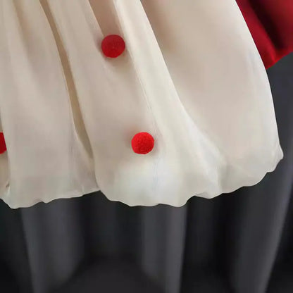 写真映えするデザインのガーリーな長袖ドレス
