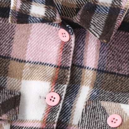 チェック柄アウターの質感アップ写真
