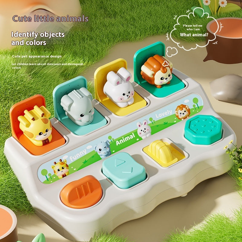 Qペット収納ボックス しかけ遊びの使用例 別アングル 芝生背景
