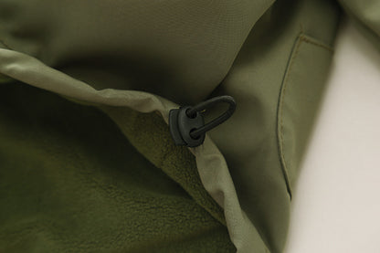 裾のドローストリング部分が見える子どもジャケットのクローズアップ画像
