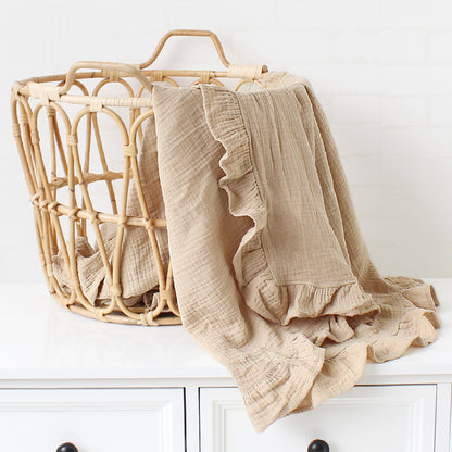 フリル付きベビーブランケット カーキでシックに整うコーディネート（おくるみ）
