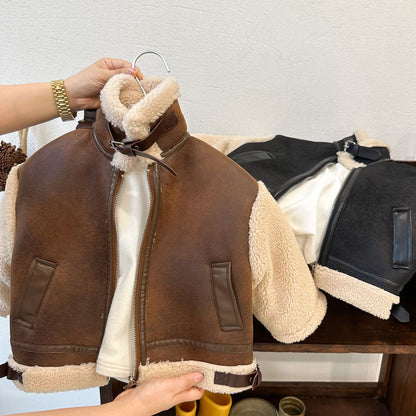 ジャケットの内側をめくりボアライニングの質感を見せたクローズアップ画像
