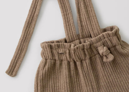 サロペットストラップ部分の縫製ディテール
