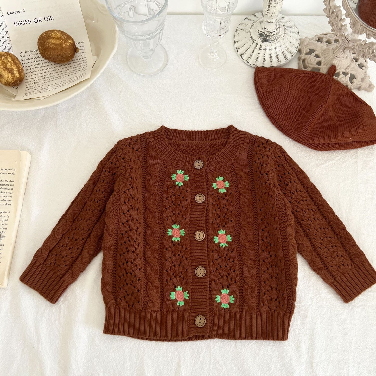 ブラウン花柄刺繍カーディガンの前面デザイン
