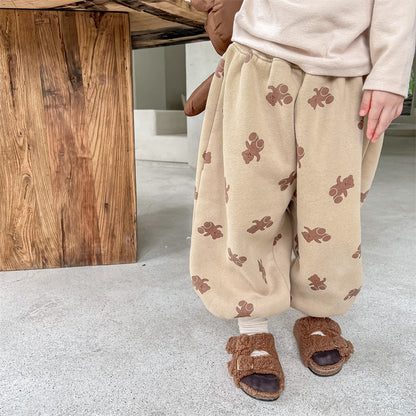 くま柄プリントが全面に入ったグレーアプリコットカラーの子どもワイドパンツ
