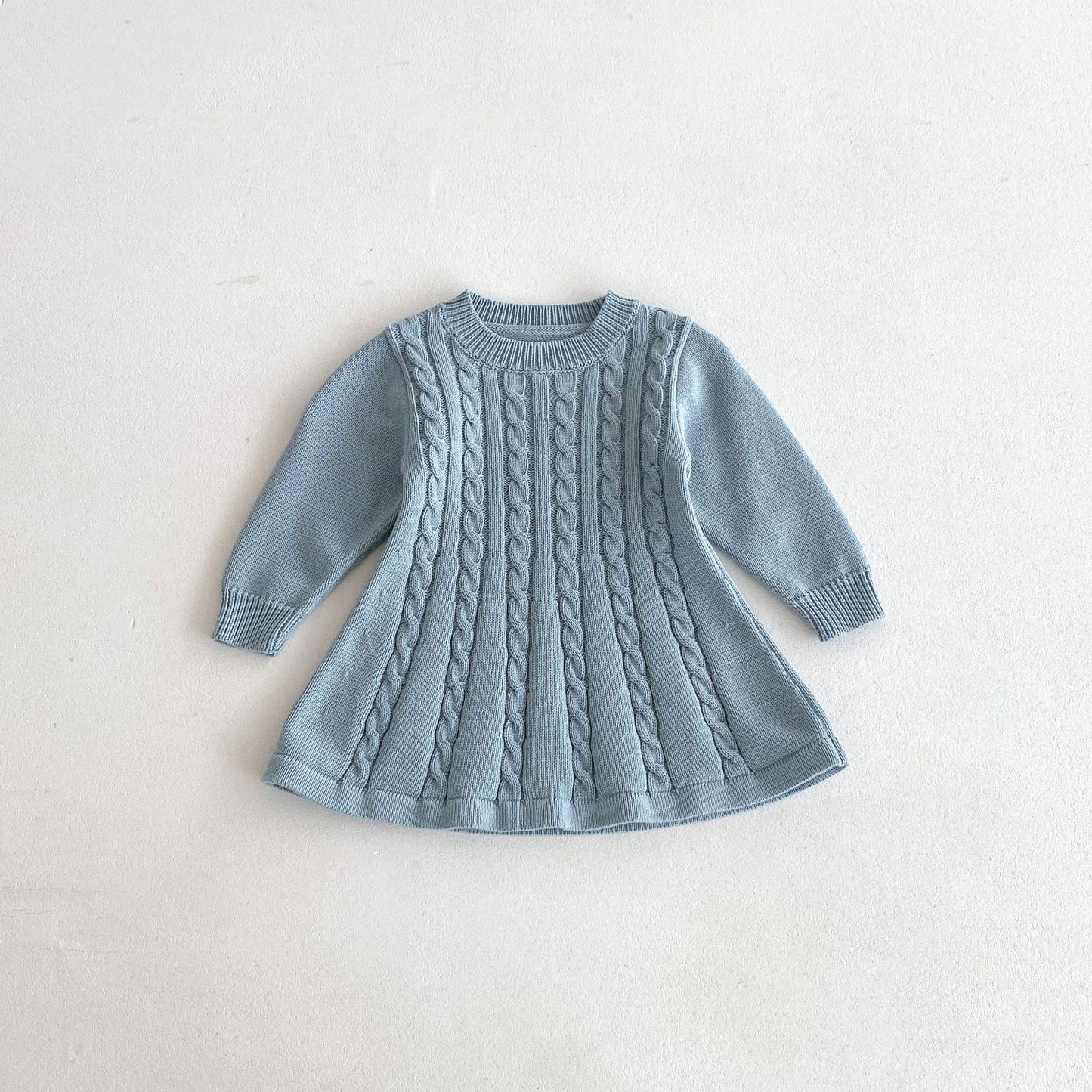 秋冬にぴったりな暖かいガールズドレス
