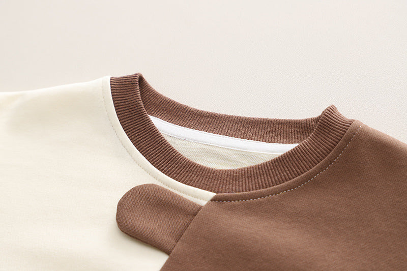 リブ仕様のラウンドネックと配色切り替えがわかるアニマルプリント長袖スウェットの襟元ディテール
