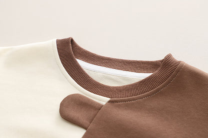 リブ仕様のラウンドネックと配色切り替えがわかるアニマルプリント長袖スウェットの襟元ディテール
