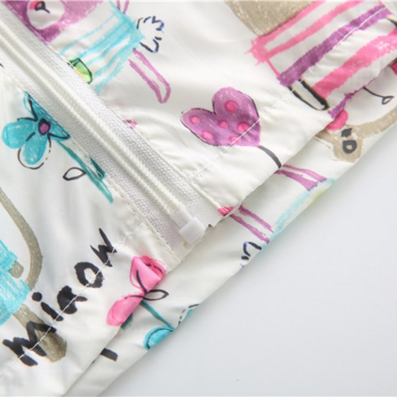 なめらかなコットン生地を使用した女の子フードパーカーの質感
