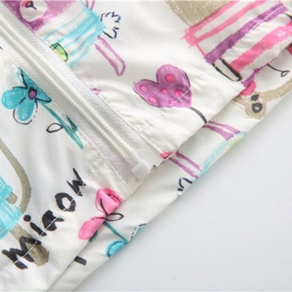 なめらかなコットン生地を使用した女の子フードパーカーの質感
