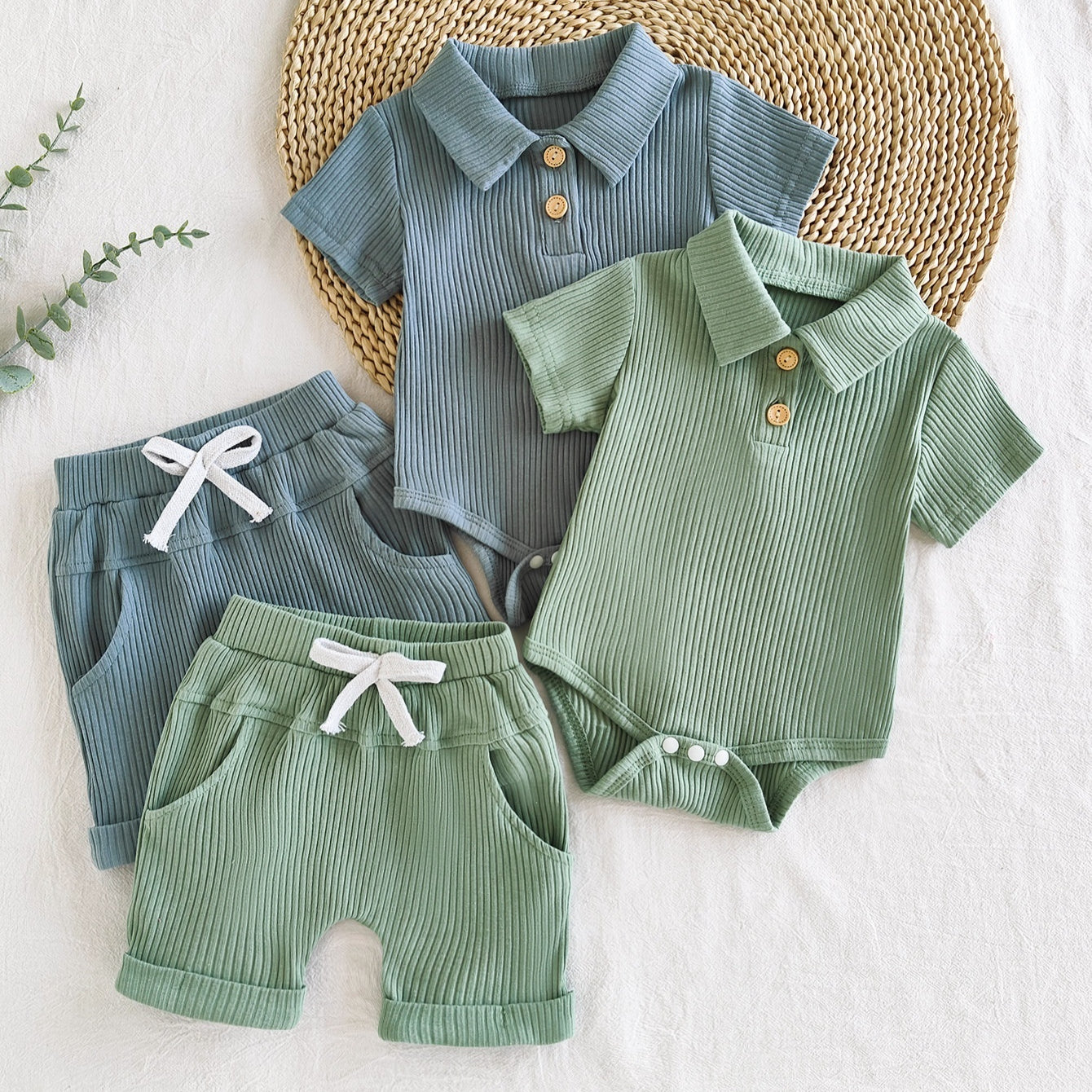 アーミーグリーンのベビー上下セット ポロ襟風ボディスーツとショートパンツ 全体
