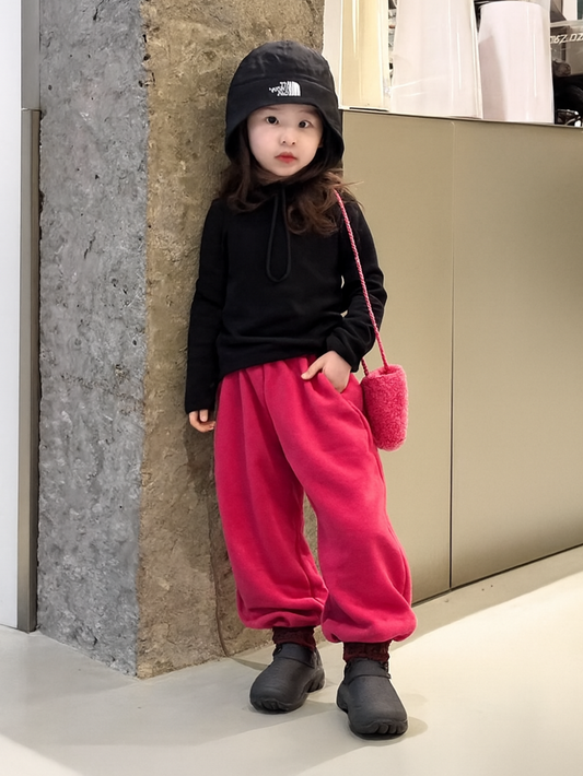 ふんわり裏起毛フリース生地の質感がわかるローズレッドスウェットパンツの生地アップ画像
