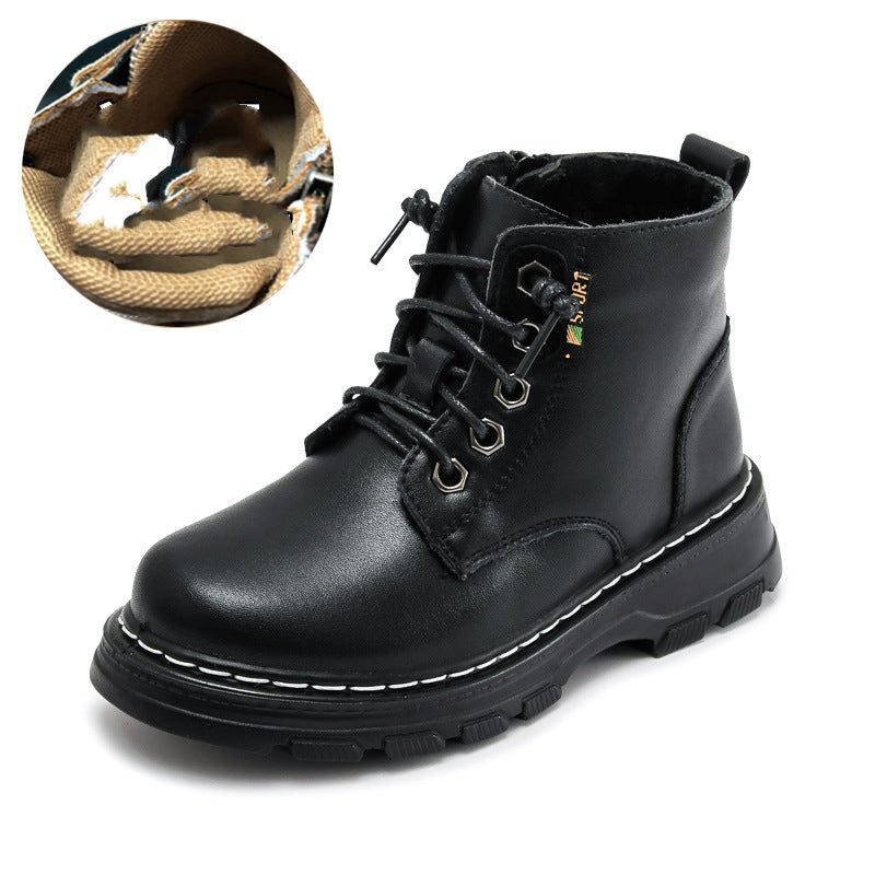 つま先部分の丸みとステッチが見える子ども用ブーツのディテール画像
