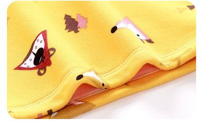 裾まわりの二重ステッチとやわらかな生地感が分かるイエロー長袖トップス裾ディテール
