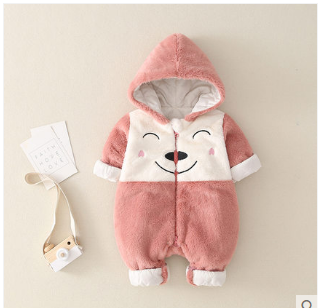 濃いめピンクカラーのアニマルフード付き中綿ベビーカバーオール 正面デザイン
