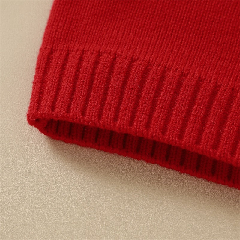 
赤色ニットの袖と編み目ディテール
