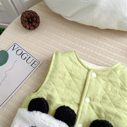 グリーンカラーのパンダデザインフリースベストを正面から撮影した子ども男女兼用ベスト秋冬コーデ
