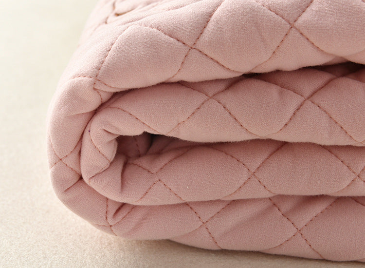 厚みのある秋冬向け生地感が分かるコットンロングパンツのアップ
