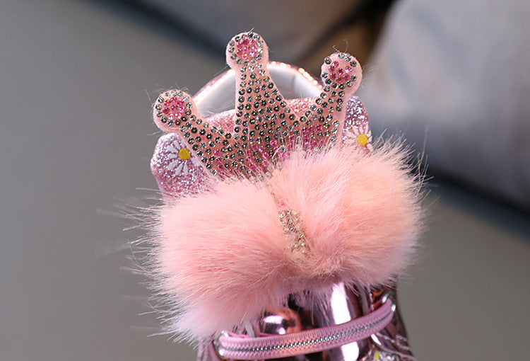 中丈デザインで足首をやさしく包むベビーシューズの横からのシルエット画像
