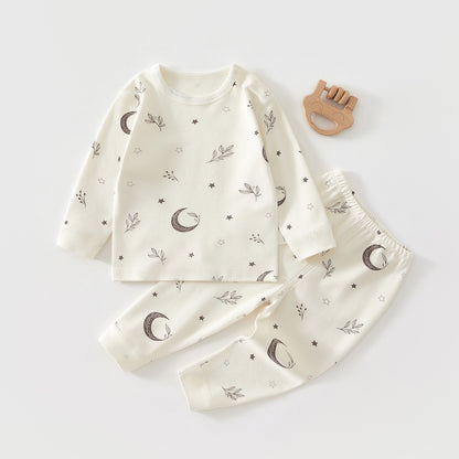 ホワイト地に淡いトーンの三日月柄が散りばめられた長袖トップスとロングパンツのコットンベビーパジャマセット
