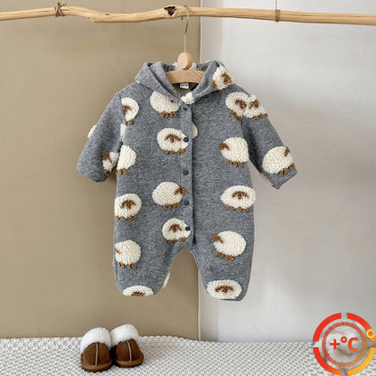 ふわもこ厚手フリースで冬をぬくぬく包む ひつじモチーフが愛らしい 赤ちゃんフード付きカバーオール ポリエステルフリース 1~18ヶ月